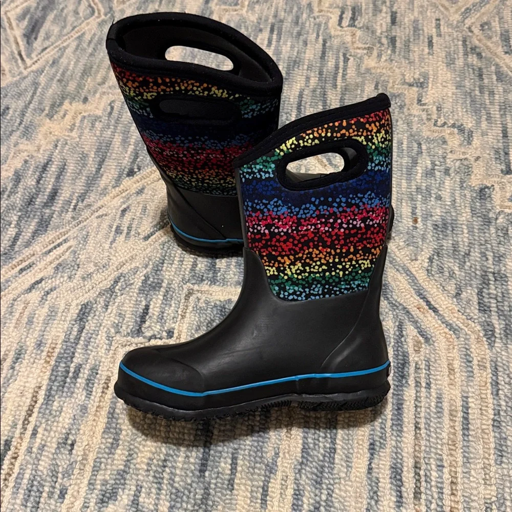 BOGS YOUTH CLASSIC BOOTS- BLACK/ RAINBOW Size 4 (72728-009)